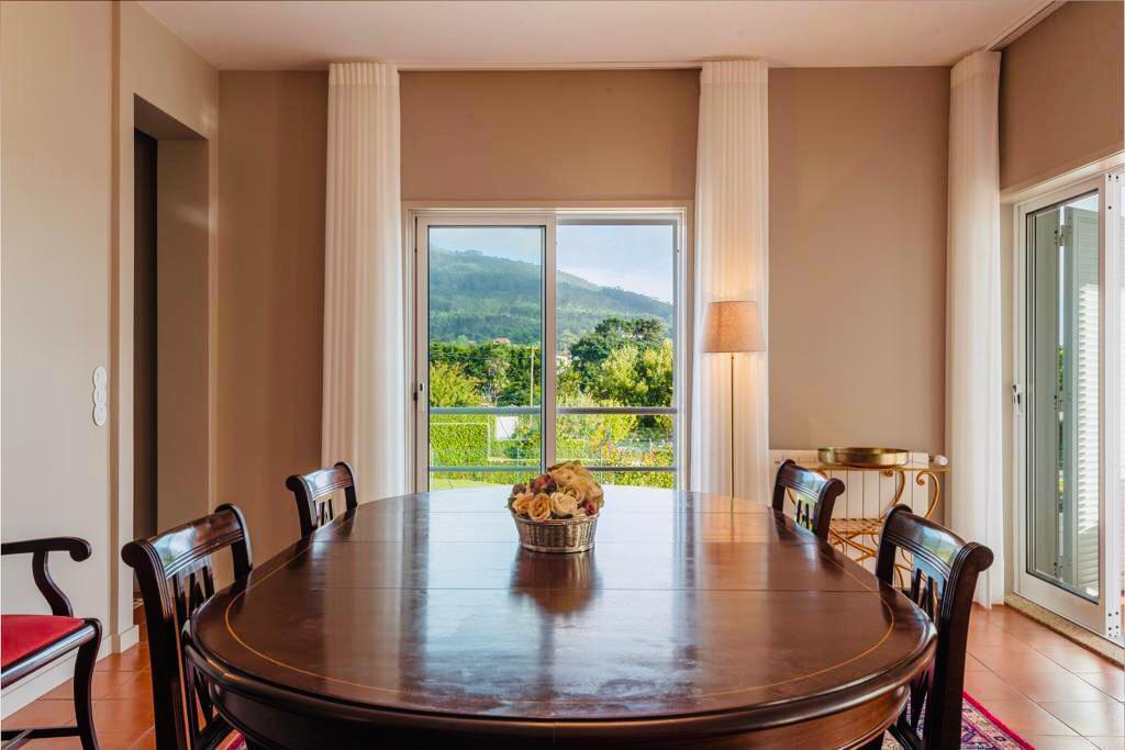 Sala de jantar com vista
