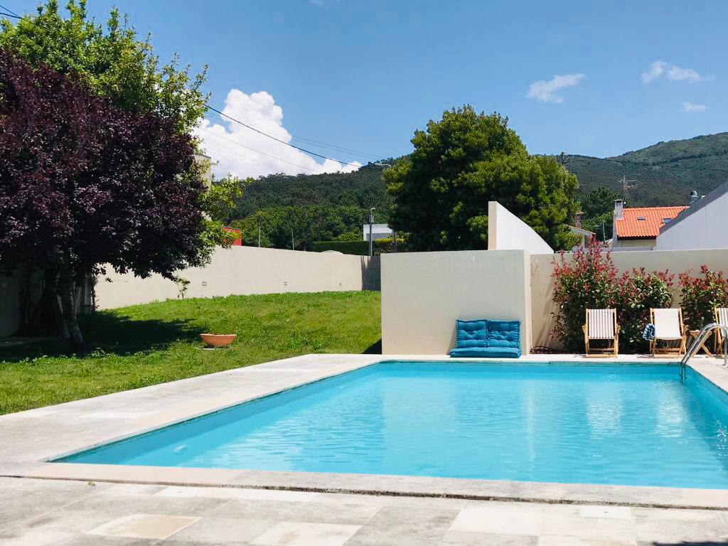 Piscina privada com vista para a serra em Afife