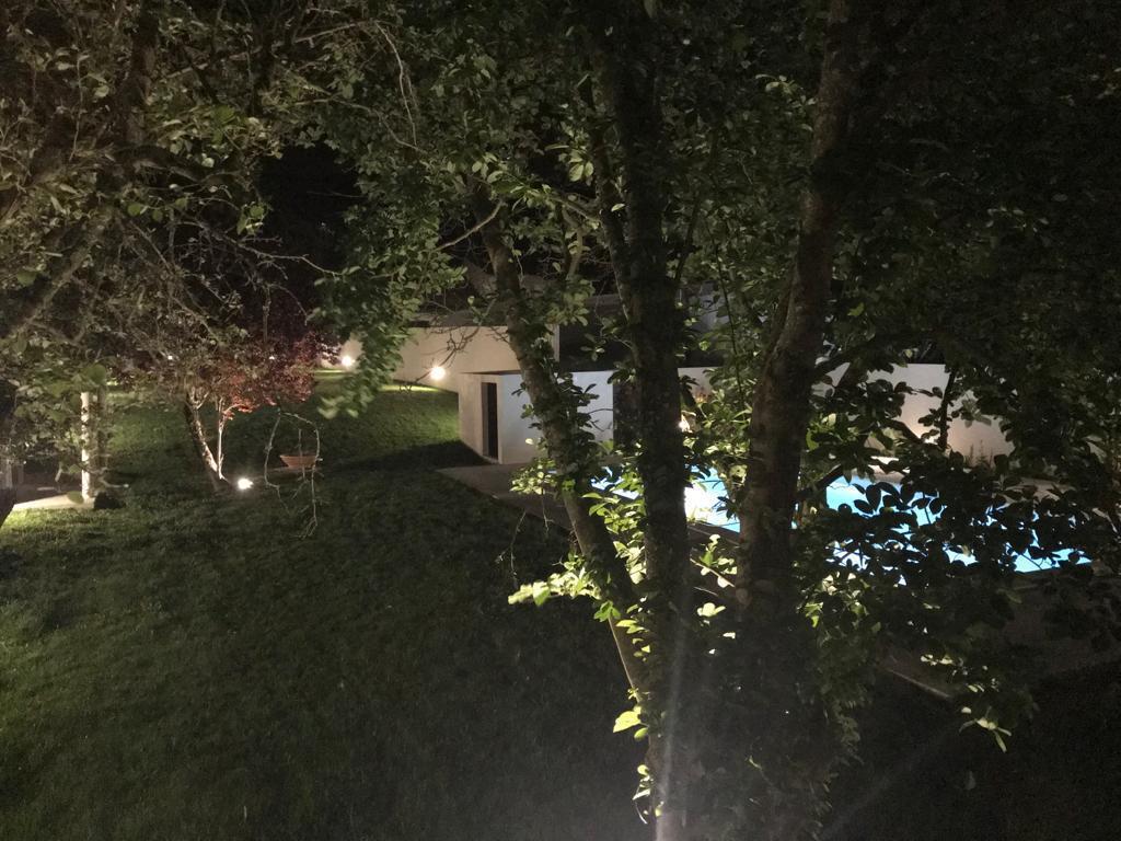 Jardim e piscina à noite